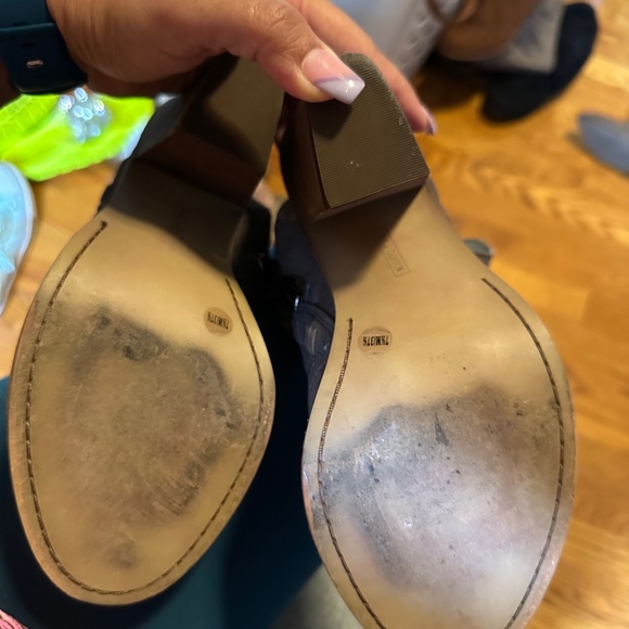 Leather Patterned Healed Sandals - Picture 5 of 7